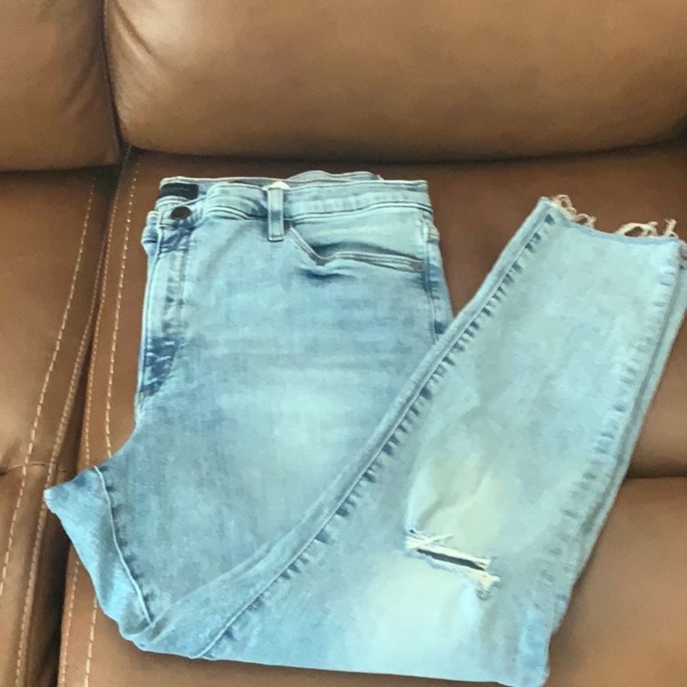 Banana Republic Mid Rise Skinny Distressed Jeans!